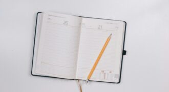 Åben notesbog og blyant til planlægning