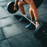 Vægtløfter med stang i realistisk gym