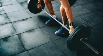 Vægtløfter med stang i realistisk gym