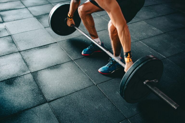 Vægtløfter med stang i realistisk gym